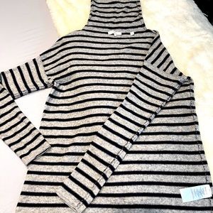 NWOT Vince 71% wool 29% cashmere oversized turtleneck sweater size small
